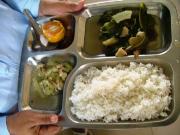専用食器を用意し、衛生的かつ均等な配膳ができるようになった。メニューは、昼食・夕食はご飯、スープ、おかず、果物かお菓子の4品。朝食はおかゆ